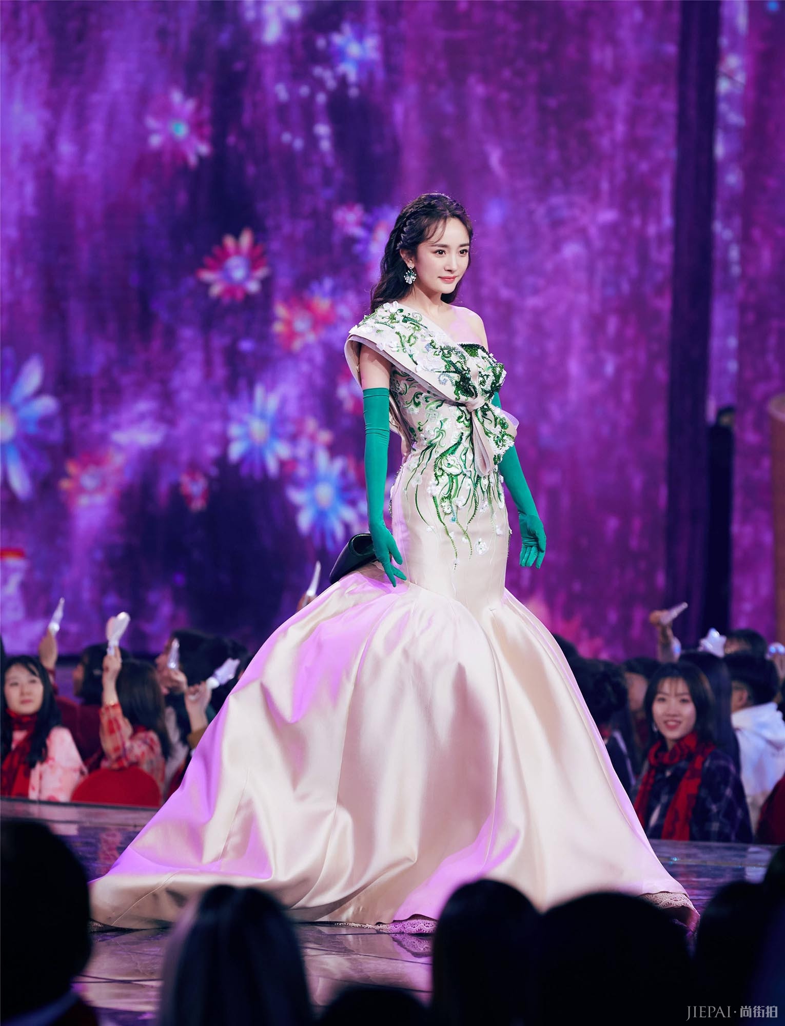 杨幂穿人鱼裙，精美刺绣胜似天仙！