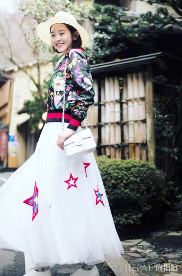 唐艺昕只要一条“星星裙”，就美成仙女！