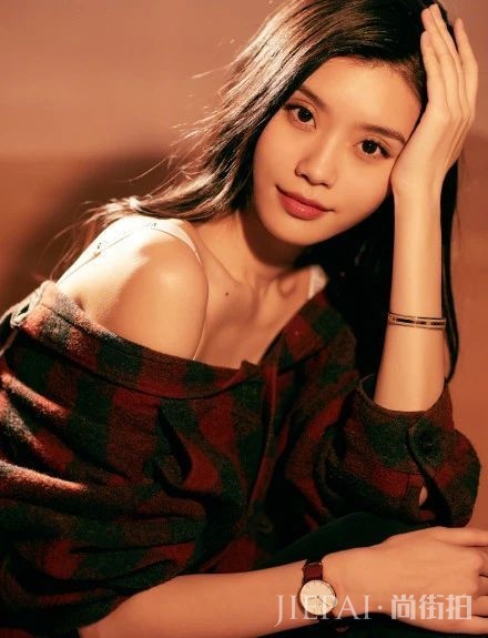 奚梦瑶黑色羊羔绒大衣+靴子,气场200