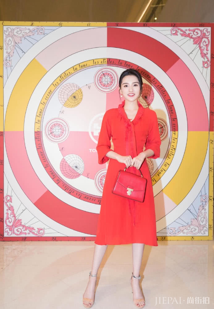 宋祖儿斜挎“金猪”受疯狂追捧，成了新带货女王？