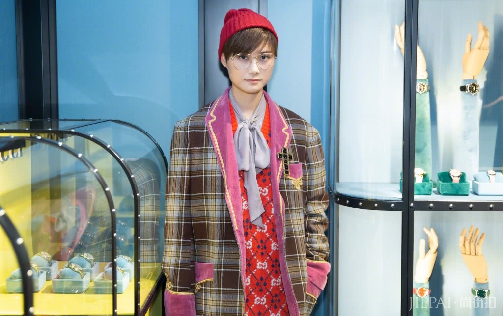 李宇春穿上小香风裙装太美,女人得不像她