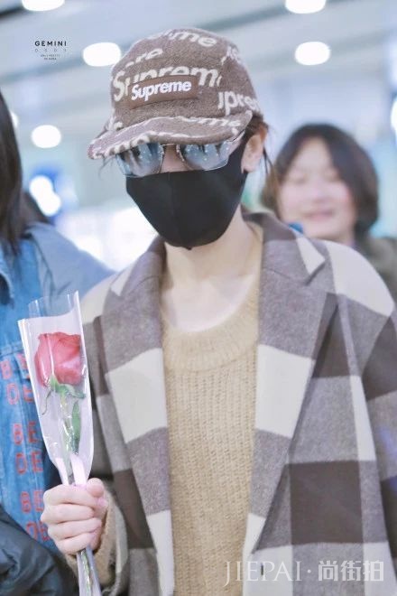 迪丽热巴宽松裤看不到腿，只有针织衫撑场