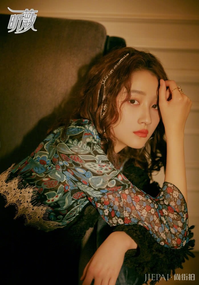 关晓彤烫了小卷毛卷发，终于选对了发型