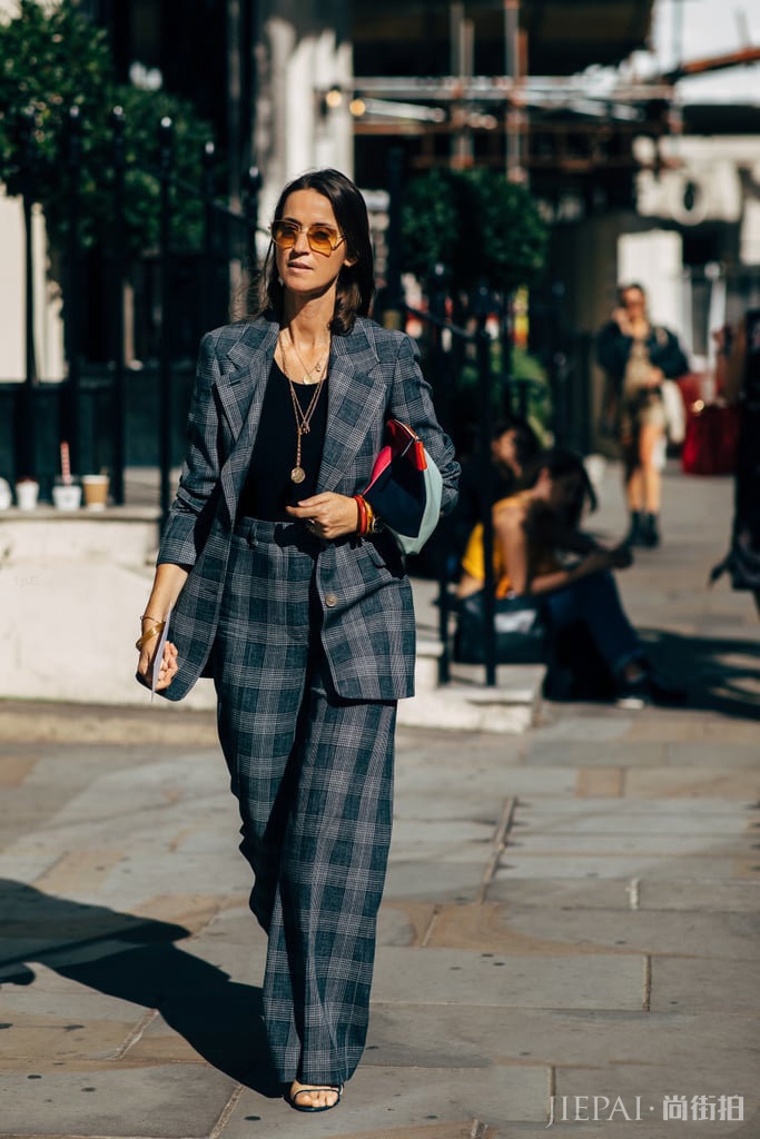 袁姗姗格纹大衣牛仔裤简单随性,宋茜气场全开