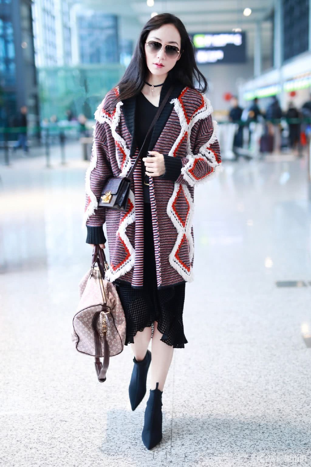 韩雪穿拼色格纹开衫内搭黑色收腰长裙秀好身材