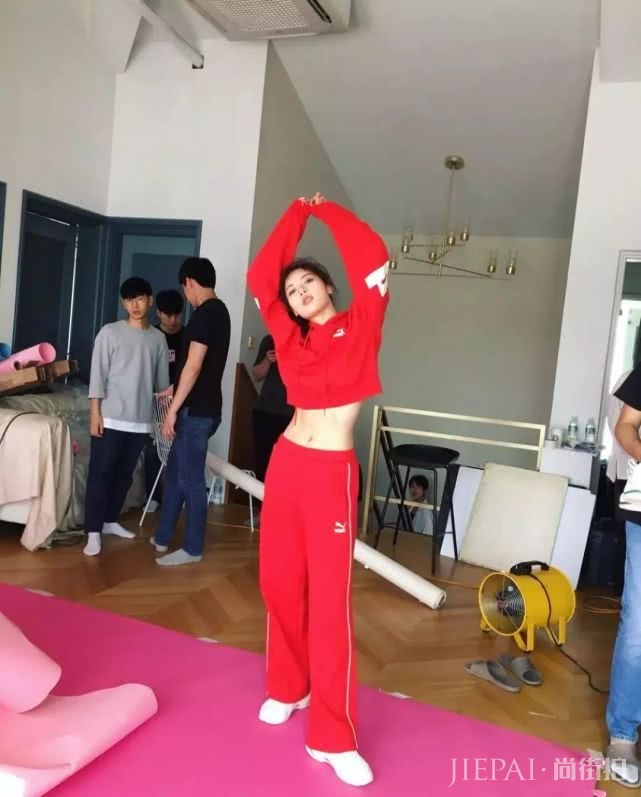 金泫雅超短上衣配牛仔裤露名品腹肌!