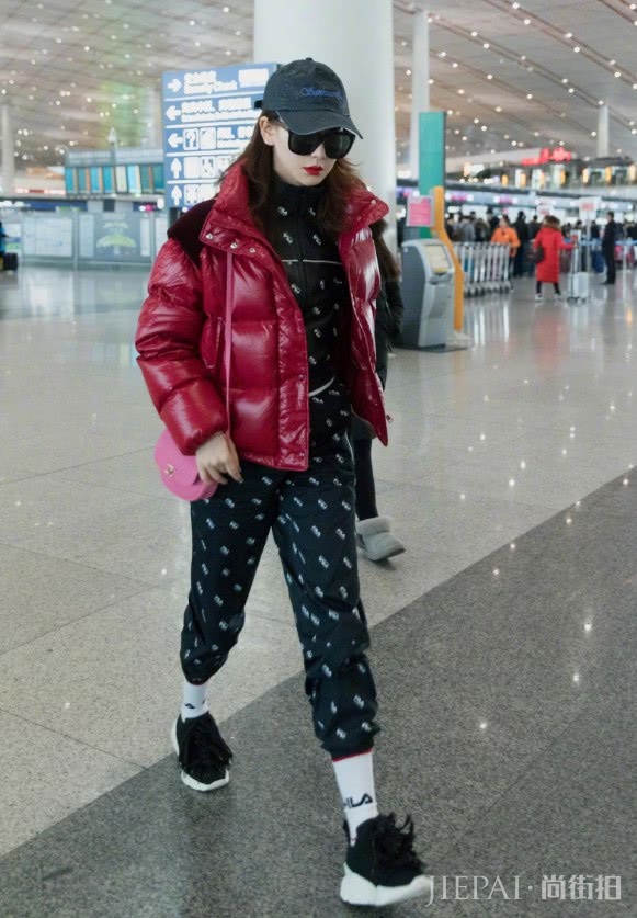 戚薇穿红色亮面羽绒服搭配玫红色皮包现身机场!
