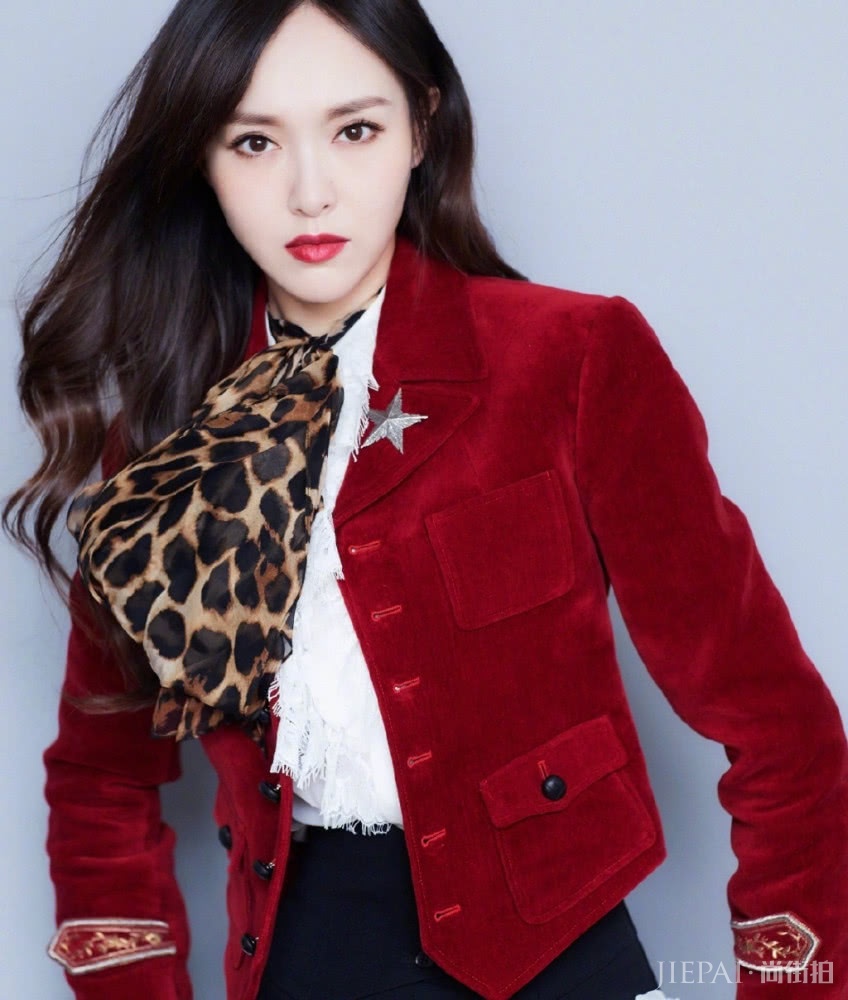 微博之夜,古力娜扎身材就是好,唐嫣C位笑起来还是那么甜