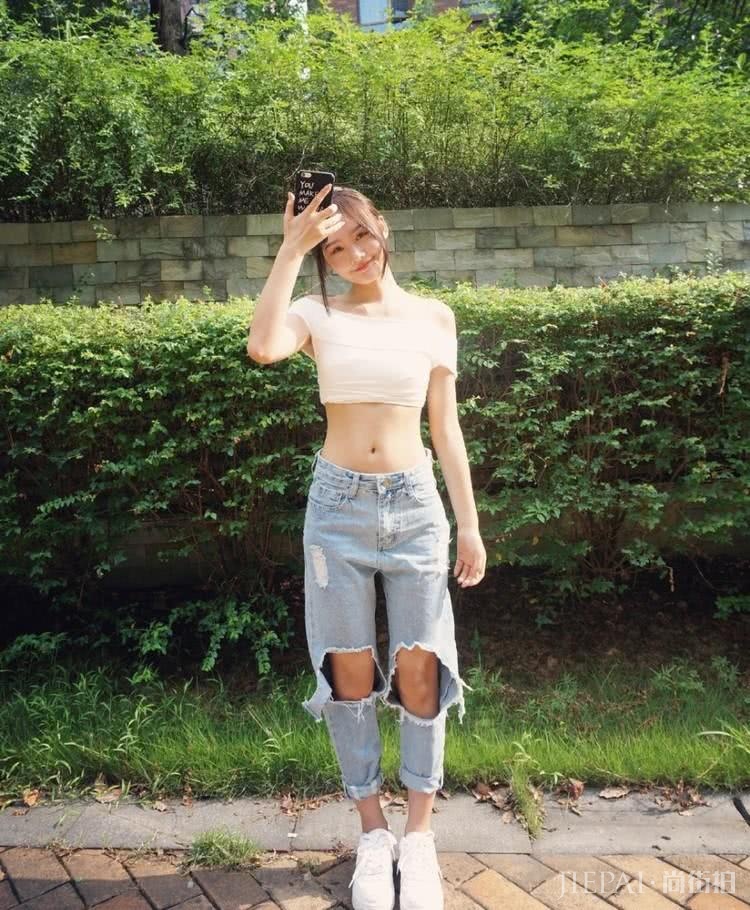 林允穿牛仔裤裤，双腿依旧纤细