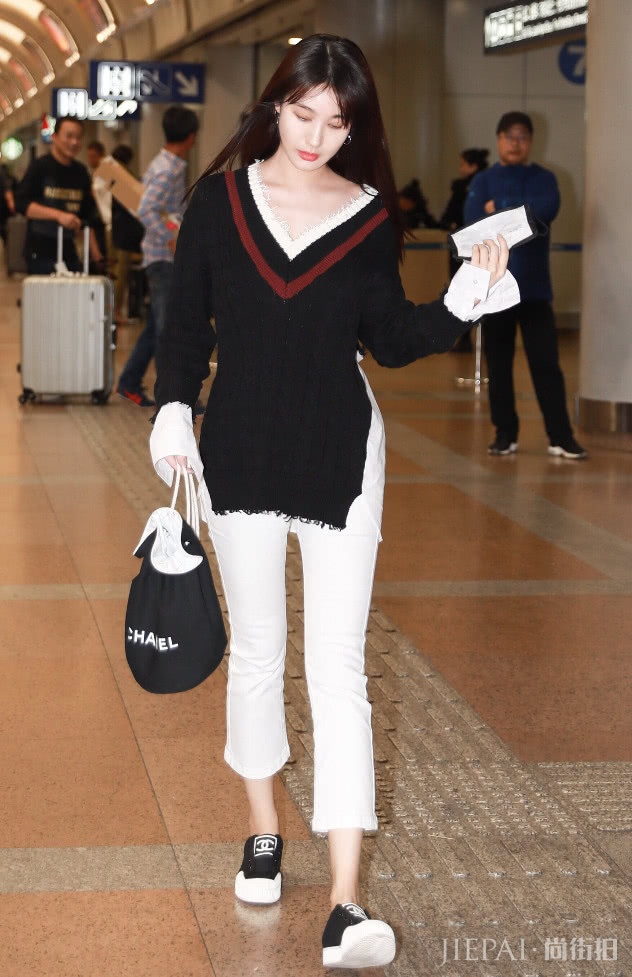 李菲儿的韩式穿搭,将毛衣穿出了初恋的味道!