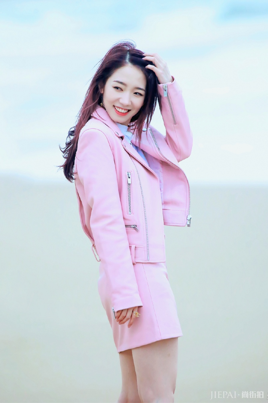 孟美岐一身粉嫩短裙甜如初恋，光脚出镜可爱爆棚