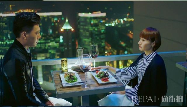 袁泉蓝色牛仔棉服搭配休闲裤走机场