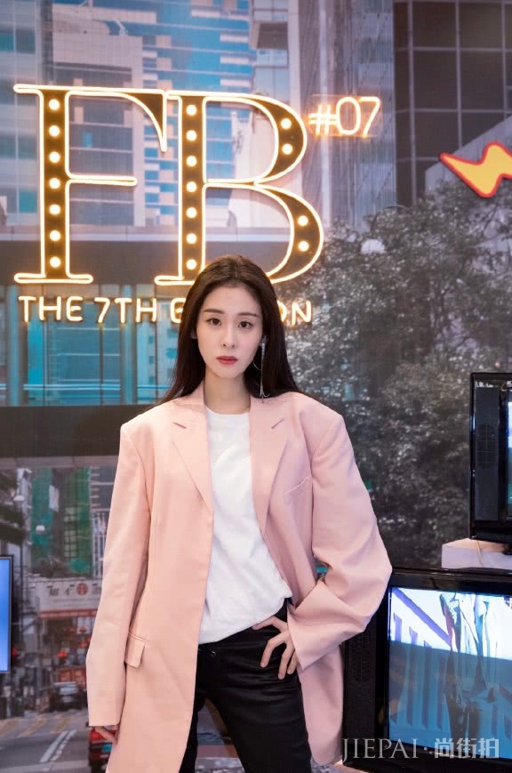 张碧晨长西装居然配上“蚊香鞋”，轻松凹出大长腿！