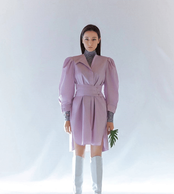 热巴穿“奶白袜”配高跟鞋超级勾魂