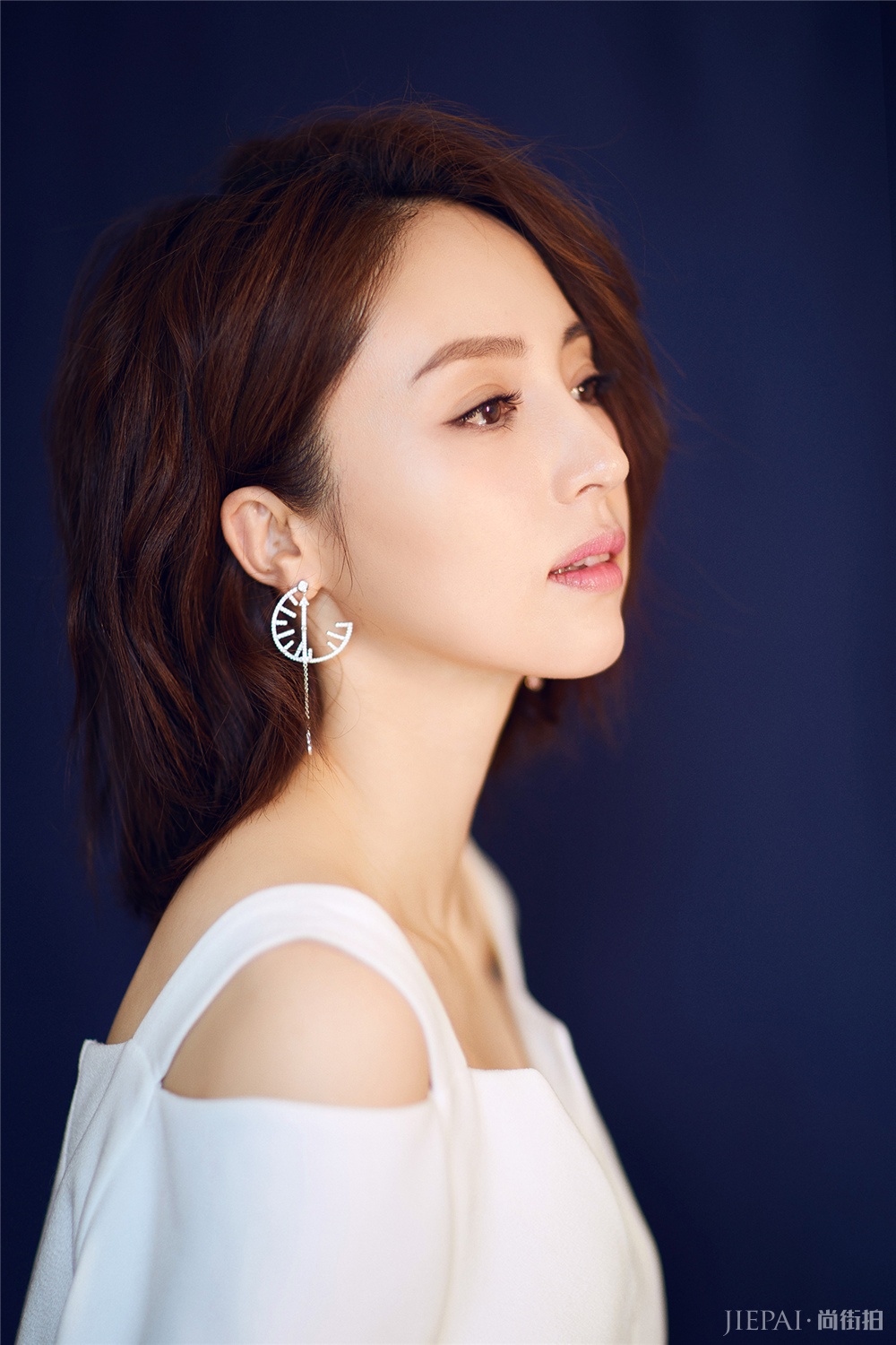 董璇俏皮卷毛配白裙，37岁照样也有少女感