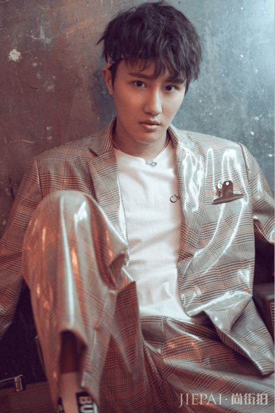 杨逸飞《我的奇妙男友2》开年写真展现不羁时尚!