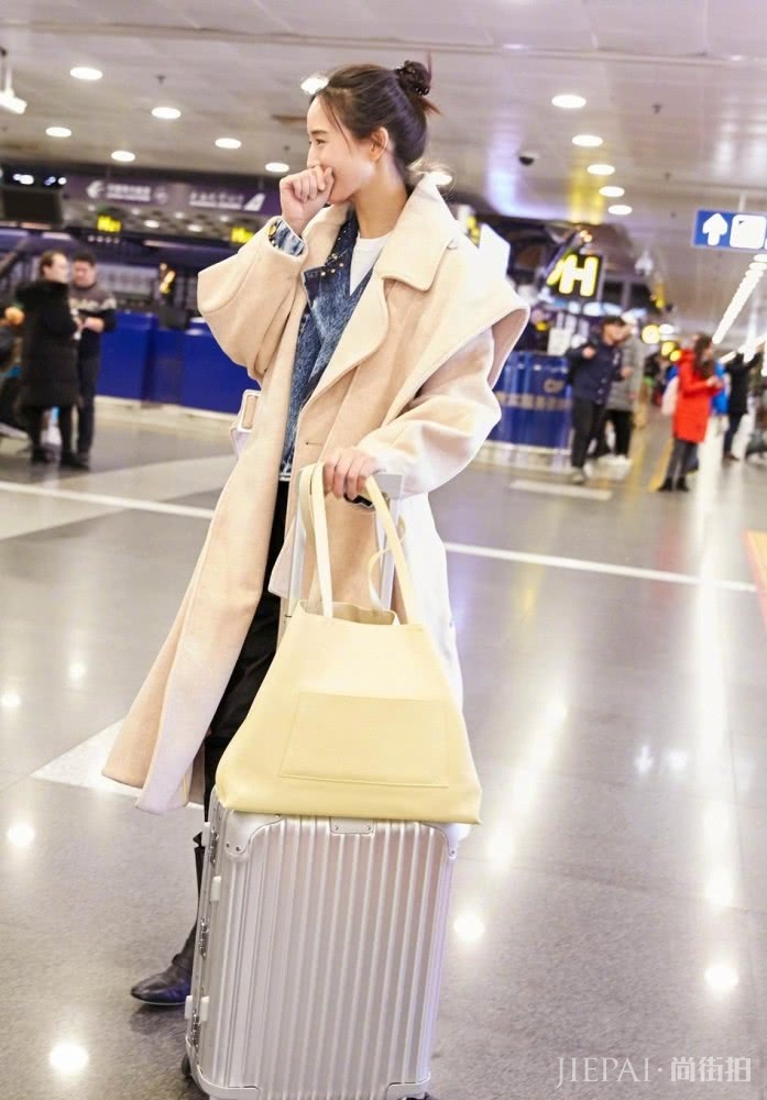 张钧甯机场街拍 大衣搭配皮裤，帅气又时髦！