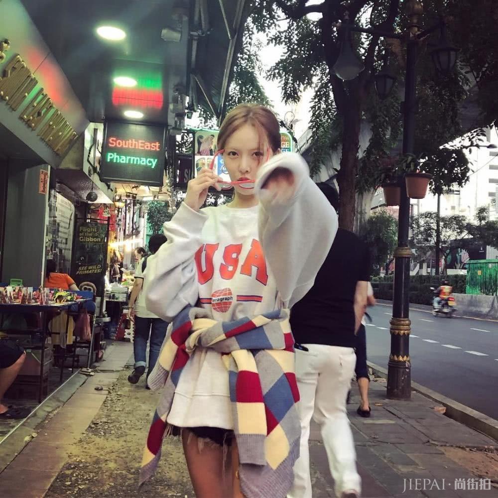 泫雅泰国旅行私照曝光,丸子头搭配碎花裙俏皮还甜美