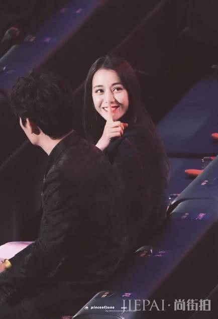 迪丽热巴冬天穿超短裤看着都冷？