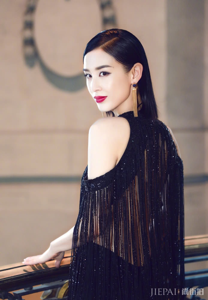 黄圣依终于凹对发型,减龄又时尚