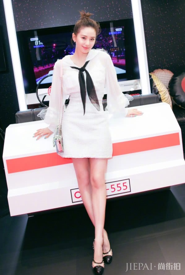 刘诗诗竟能把红色秋衣穿得如此高级?吴奇隆赚翻啦!