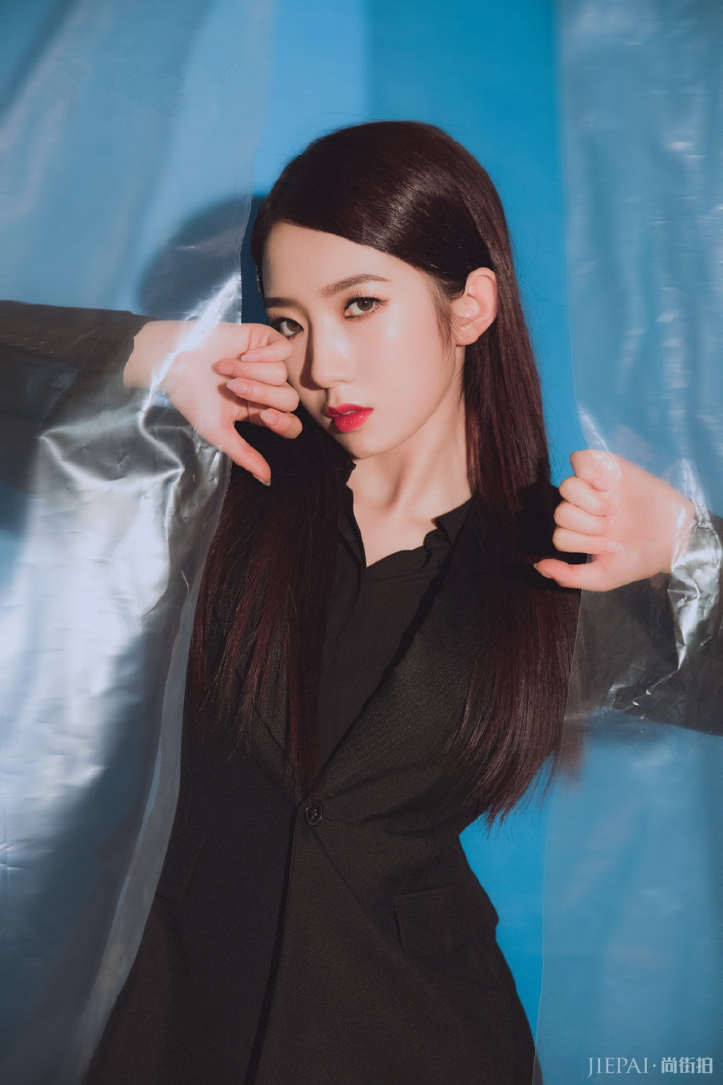 孟美岐一身粉嫩短裙甜如初恋，光脚出镜可爱爆棚