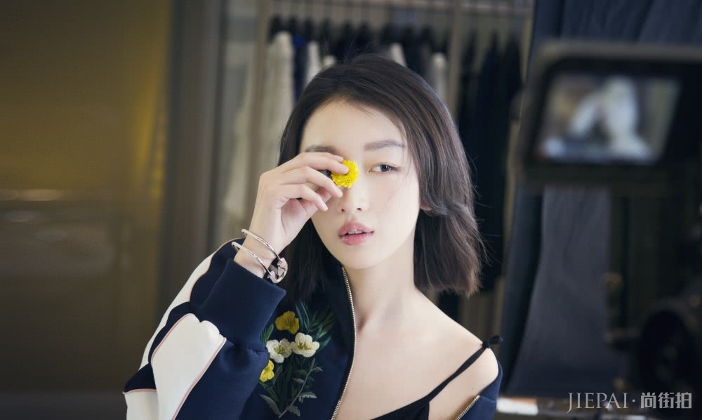 周冬雨穿拼接T恤也能又酷又美，个性穿搭就学她