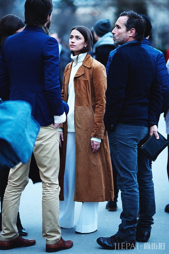 最流行的焦糖色大衣配阔腿裤竟然这么时髦