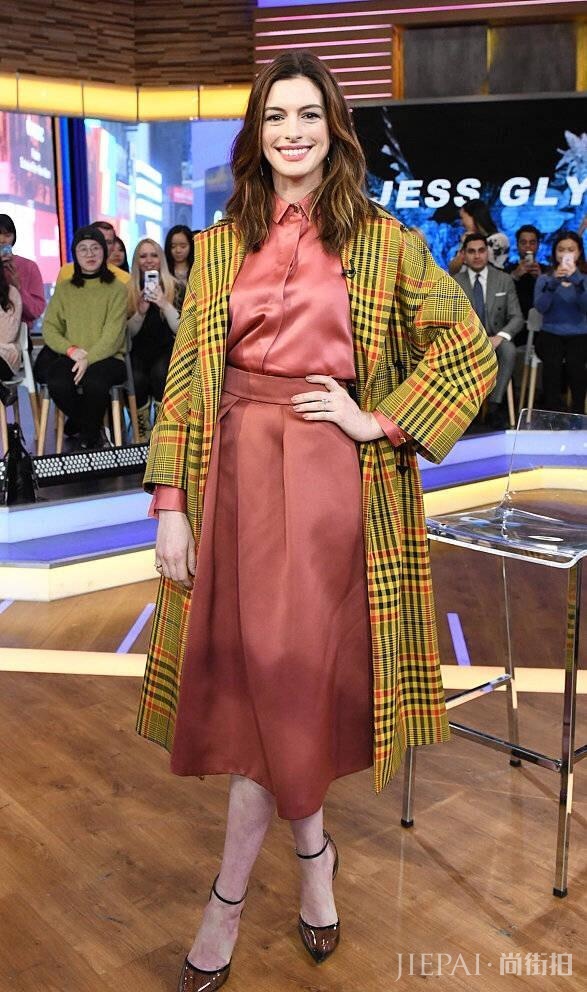 安妮海瑟薇身穿红裙黄外套,复古风太有韵味了