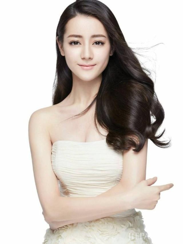 迪丽热巴有刘海是什么的样子！