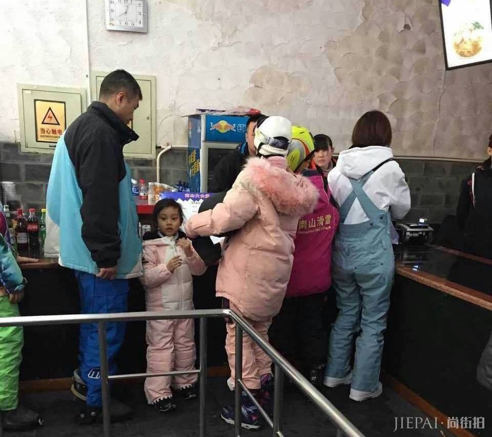 李小璐身穿红色毛衣优雅又减龄!