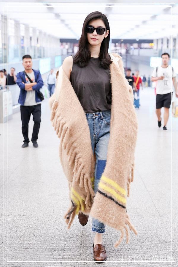 奚梦瑶穿流苏大衣，风格保守何止一点，何猷君真会管教