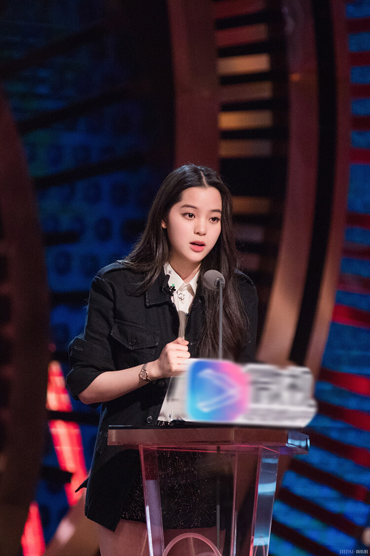 欧阳娜娜简约的全黑打扮酷劲又俏皮