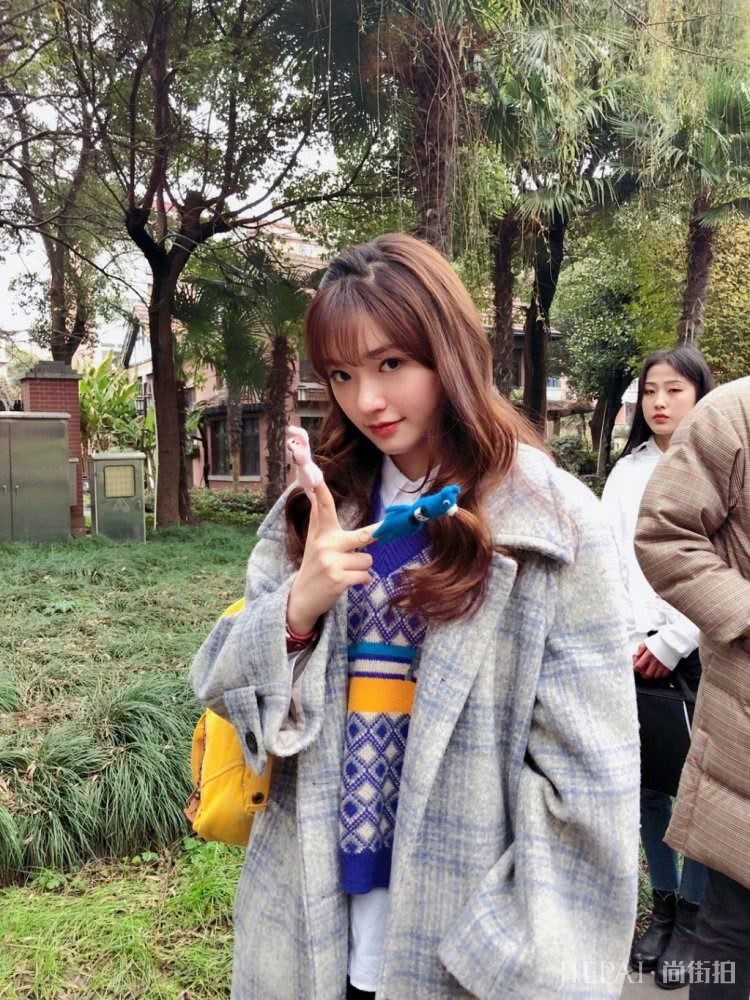 超模林允雪山羽绒搭配紧身裤,隔衣服都遮不住长腿