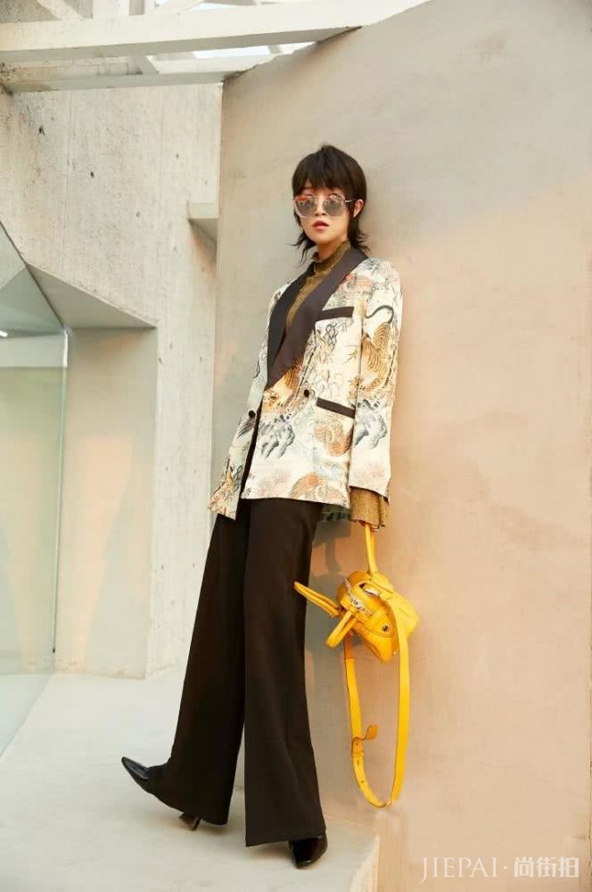 蓝盈莹穿刺绣西装搭配长裤子,轻松打造190气场