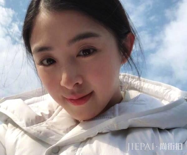 张含韵圆领变长脸,给人换脸既视感
