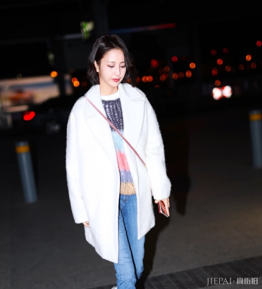 佟丽娅穿彩虹毛衣嫩回18岁