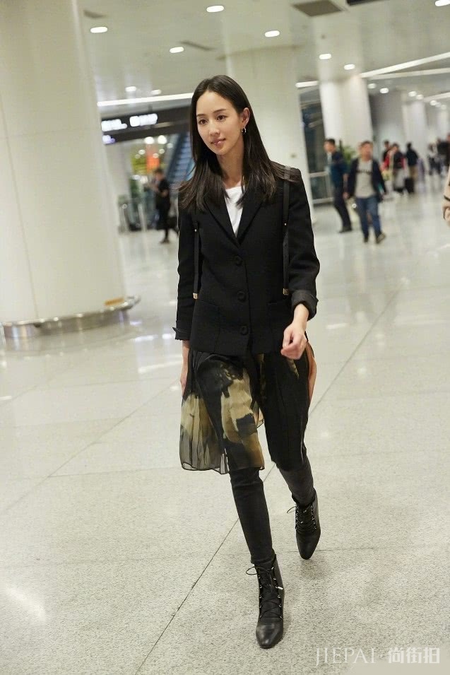 张钧甯了能把土掉渣“蛇皮外套”穿出高级感!