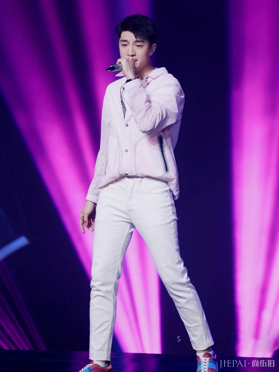 刘宇宁同框金瀚,都穿粉色外套,不是腿长就能赢!