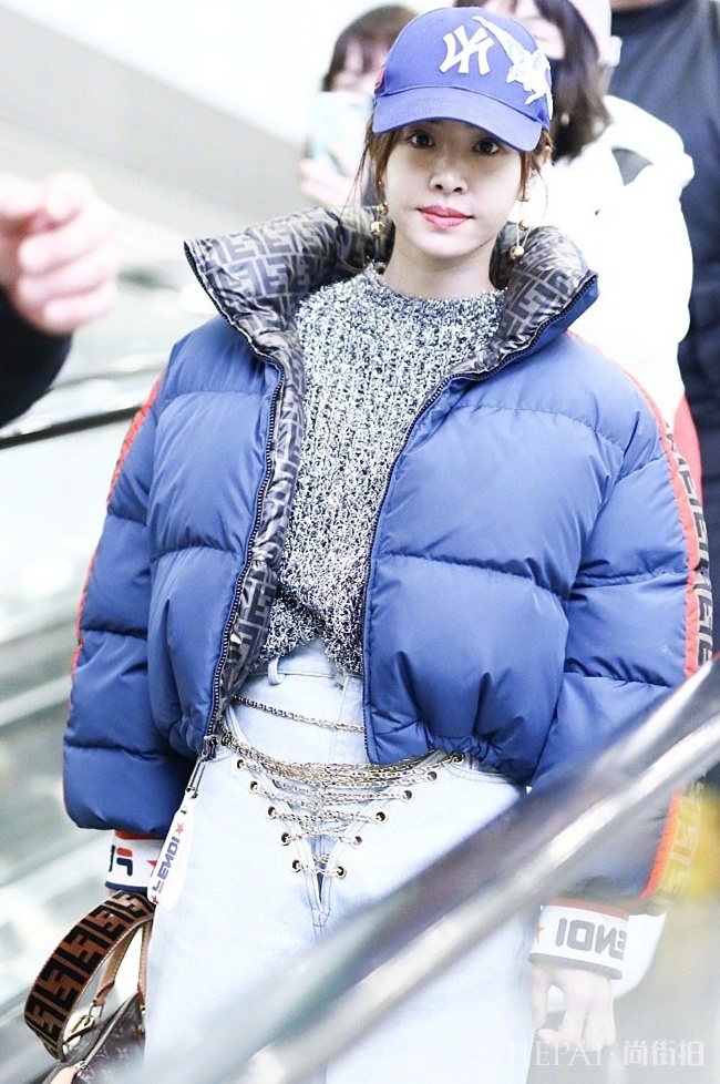 蔡依林羽绒服搭牛仔裤却有点看不懂