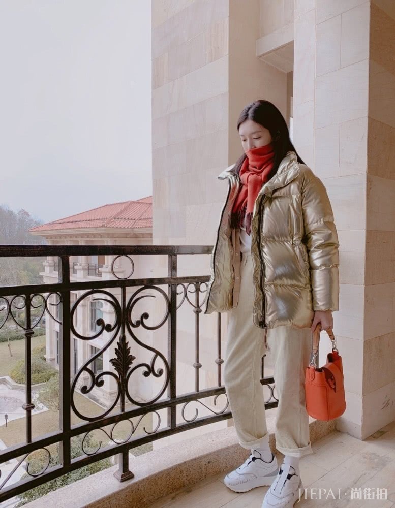 江疏影金色棉衣气场炸裂!