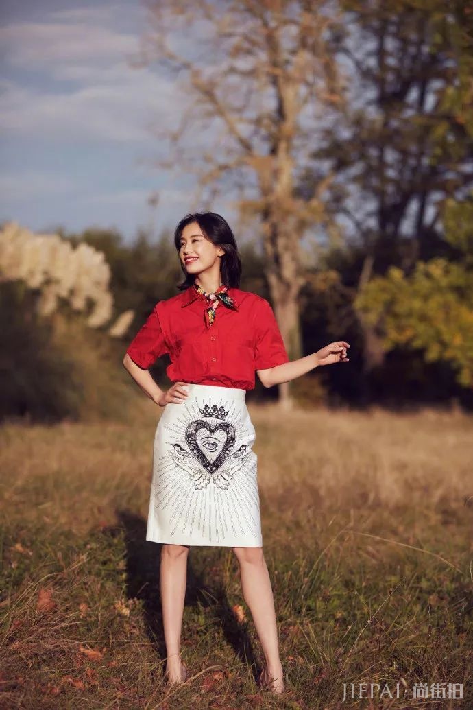 黄圣依穿着大红裙+披肩宛如仙女，艳压群芳成焦点