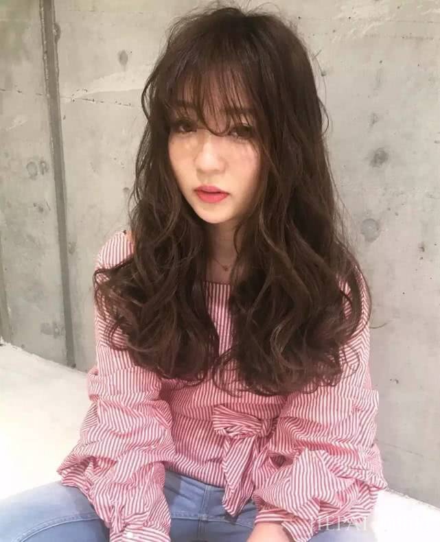 刘亦菲卷发造型自带柔美，为她的仙气加分！