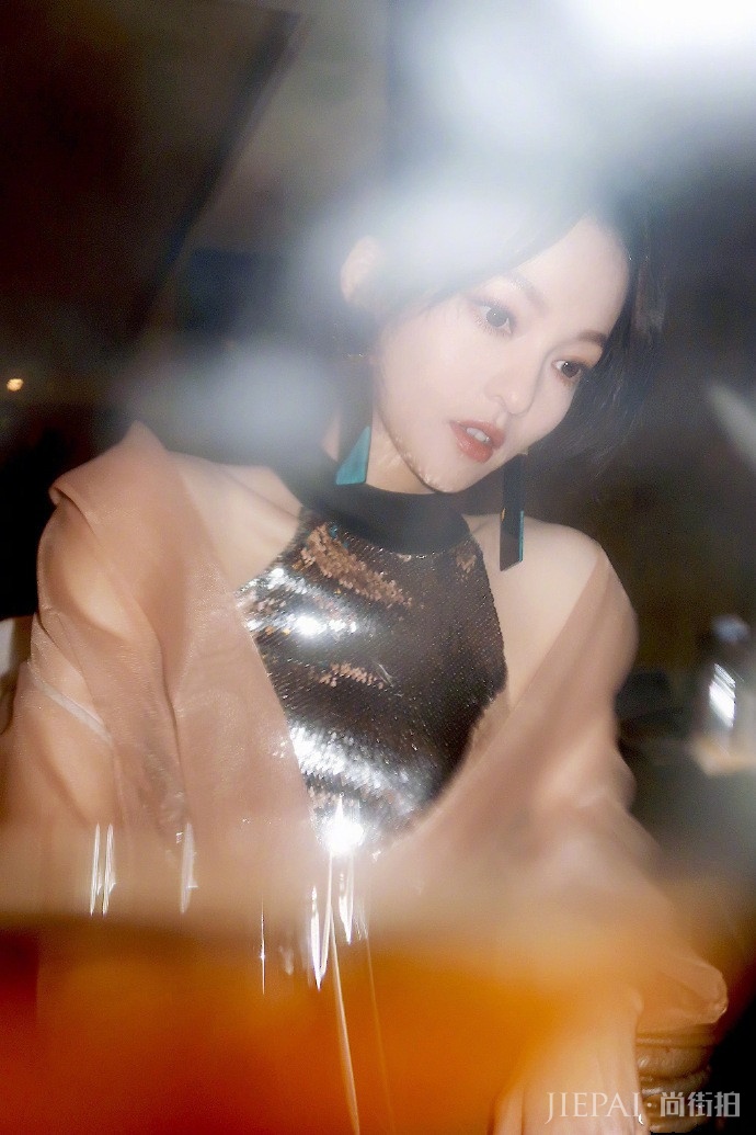 张韶涵缎面印花衬衣+皮裤长靴,攻气十足