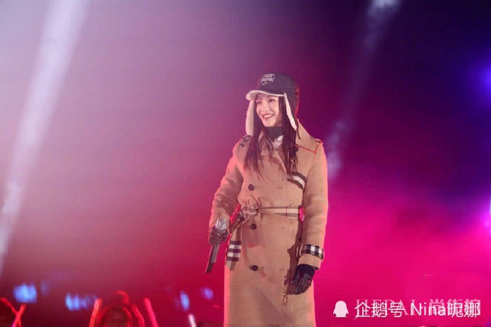 张韶涵晚会变大熊猫,穿4件衣服3条裤子一样可爱苗条