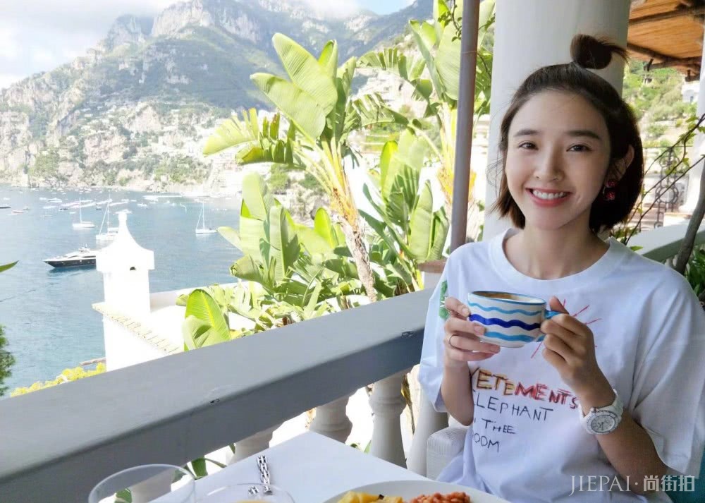 唐艺昕换新发型，短发配刘海最少减龄10岁，太甜美了！