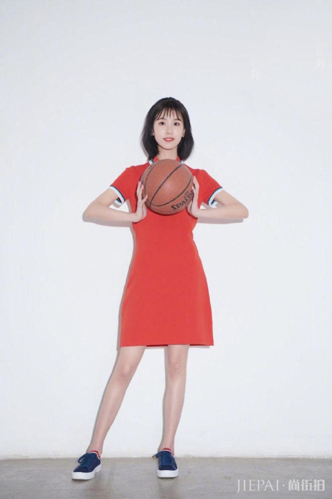 陈都灵踩8490高跟鞋站在桌子上，相当霸气