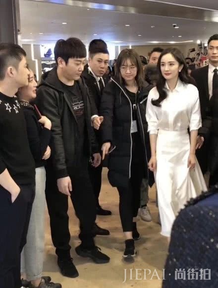 杨幂女神私服穿搭都高级，写真更是盛世美艳