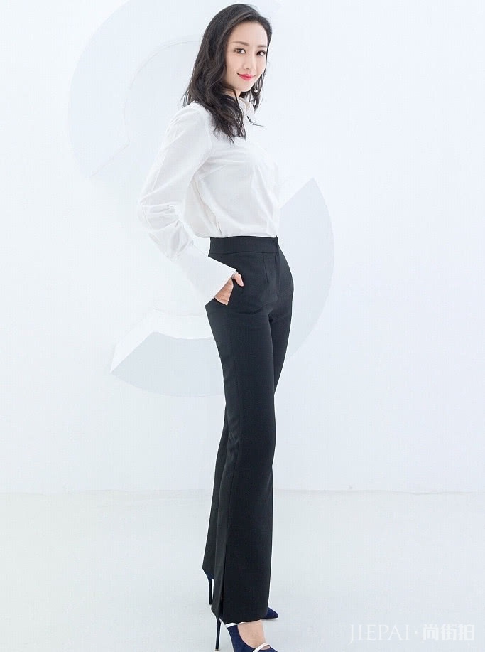 王鸥镯子非要套在鞋子上，却火了“沙漏腿”！