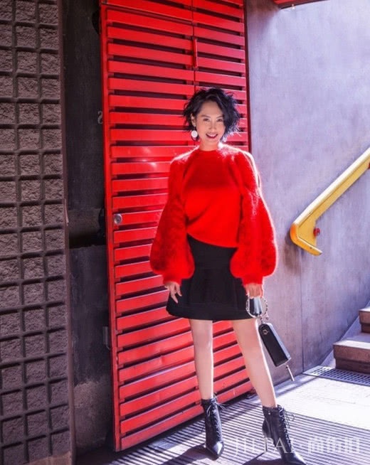 冬季一抹红,这6件红色毛衣搭配方法助你轻松出彩动人